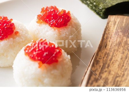 夏の行楽弁当で塩味がおいしく感じるすじこのおにぎり 113636956