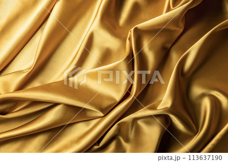 ドレープのある金色の布の背景テクスチャー 113637190