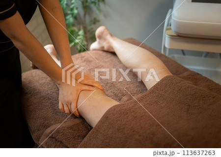 リフレクソロジー・フットマッサージ・レッグマッサージ・メンズエステサロンで脚のエステをする男性 113637263