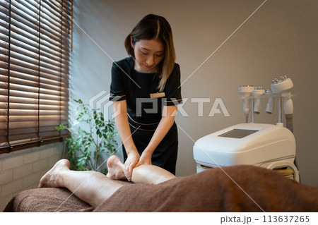 リフレクソロジー・フットマッサージ・レッグマッサージ・メンズエステサロンで脚のエステをする男性 リフレクソロジー・フットマッサージ・レッグマッサージ・メンズエステサロンで脚のエステをする男性 113637265