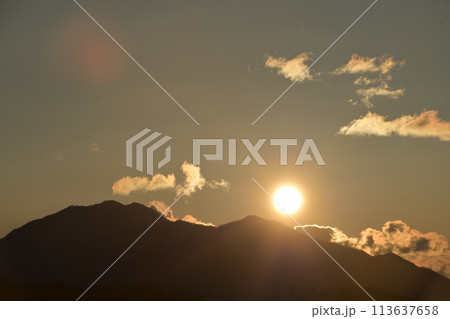黄砂で霞む弥生の空、茅ヶ岳から昇る太陽 113637658