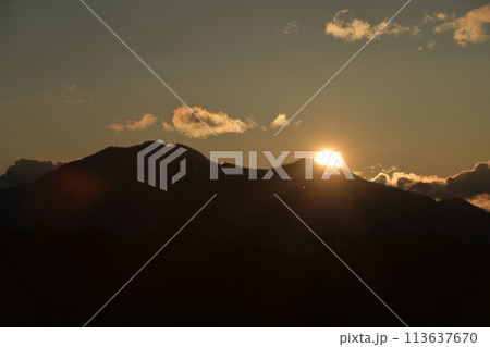 黄砂で霞む弥生の空、茅ヶ岳から昇る太陽 113637670