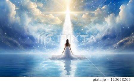 神秘的な海と雲と女性の後ろ姿 113638263