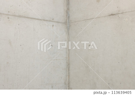打ちっ放しのコンクリートの部屋の角の背景　カラー 明るめ 113639405