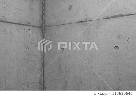 打ちっ放しのコンクリートの部屋の左寄り角の背景 モノクロ 暗め 打ちっ放しのコンクリートの部屋の左寄り角の背景 モノクロ 暗め 113639646