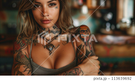 タトゥーを入れた女性のポートレート 113639692