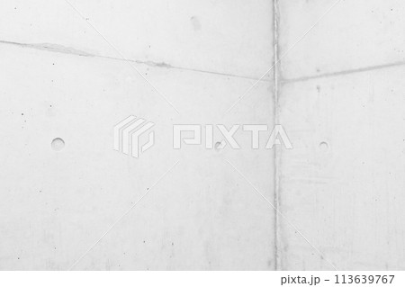 打ちっ放しのコンクリートの部屋の右寄り角の背景　モノクロ 明るめ 113639767