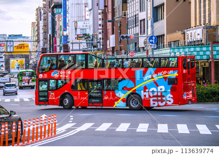 日本の東京都市景観 浅草駅前を通過し浅草寺方向（奥）に曲がろうとするスカイホップバス＝18日 113639774