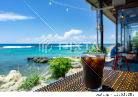 海の見えるカフェで美味しいアイスコーヒー 113639895