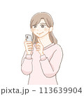 スマホを操作して笑顔な女性 113639904