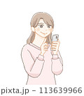 スマホを操作して笑顔な女性の横顔 113639966