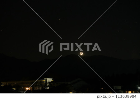 街灯りと山の端に沈む地球照の月と木星 113639984