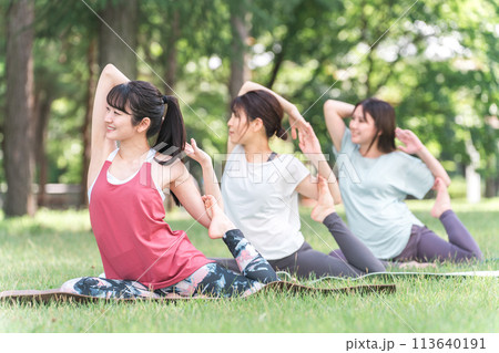 新緑の公園でヨガ教室をする女性達(鳩のポーズ・パークヨガ・瞑想・ピラティス) 新緑の公園でヨガ教室をする女性達(鳩のポーズ・パークヨガ・瞑想・ピラティス) 113640191