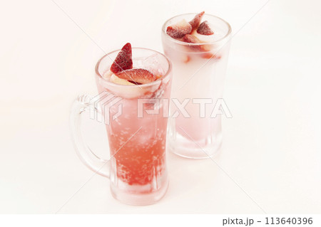 甘酢っぱい苺のフローズンドリンク 113640396