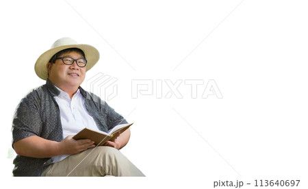 帽子をかぶって本を読んでいる太った男性 113640697