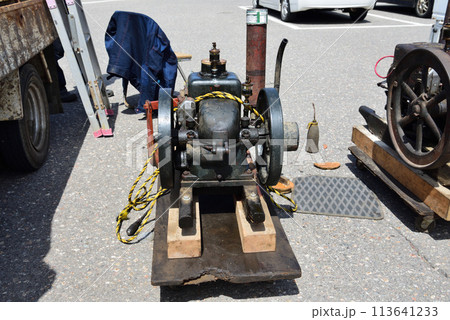 駐車場の発動機 113641233