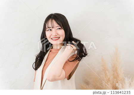 ヘアケアのイメージ・美容院・美容室・ヘアサロンに来た黒髪ロングヘアの女性 ヘアケアのイメージ・美容院・美容室・ヘアサロンに来た黒髪ロングヘアの女性 113641235