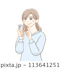 スマートフォンを使う女性 113641251