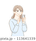 スマホを操作して笑顔な女性の横顔 113641339