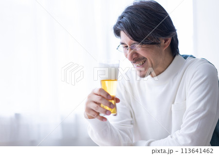ビールを飲む男性 ビールを飲む男性 113641462