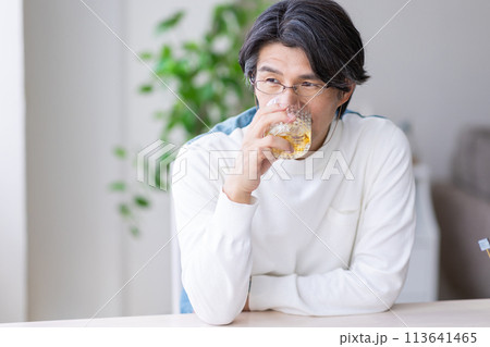 ウイスキーを飲む男性 ウイスキーを飲む男性 113641465