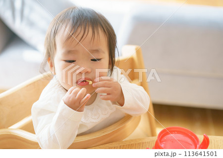 おやつを食べる赤ちゃん 113641501