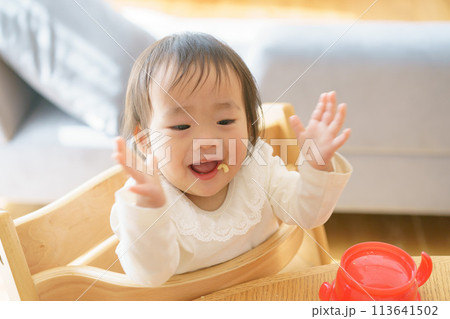 おやつを食べる赤ちゃん 113641502