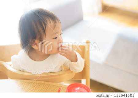おやつを食べる赤ちゃん 113641503