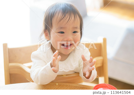 おやつを食べる赤ちゃん 113641504