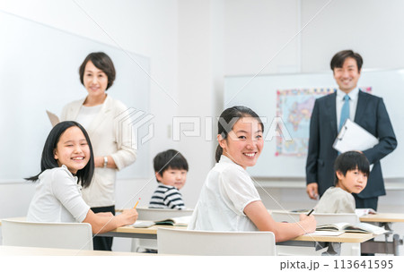 塾・学童で勉強・学校で授業・夏期講習をする小学生の子供（教育） 113641595