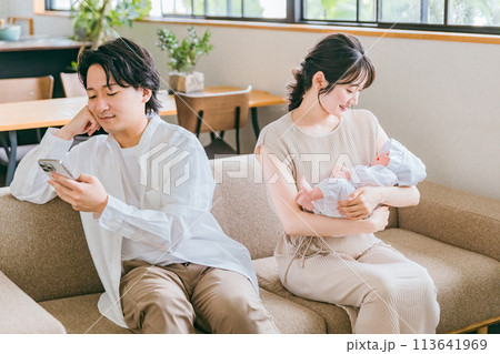 赤ちゃんの子育て・育児で喧嘩する夫婦・カップル 赤ちゃんの子育て・育児で喧嘩する夫婦・カップル 113641969