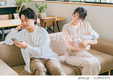 育児に非協力的な夫・パパを見て怒る・睨む妻・ママ(夫婦喧嘩・ストレス) 育児に非協力的な夫・パパを見て怒る・睨む妻・ママ(夫婦喧嘩・ストレス) 113641972