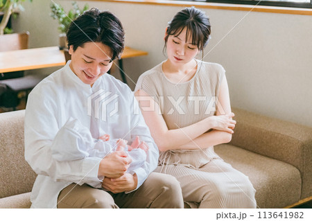 赤ちゃんの子育て・育児で喧嘩する夫婦・カップル 113641982