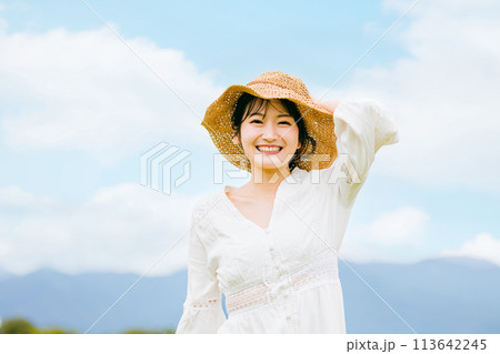 夏休み・GWに避暑地・リゾート地・田舎・地方に旅行に来た女性（リフレッシュ・バカンス・ストレス解消） 113642245