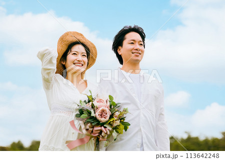 新婚旅行・ハネムーン・結婚式・フォトウェディングを楽しむカップル・夫婦 113642248