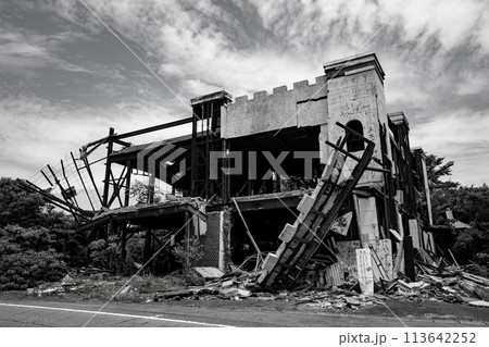 今にも崩れそうな廃墟　モノクロ写真 113642252