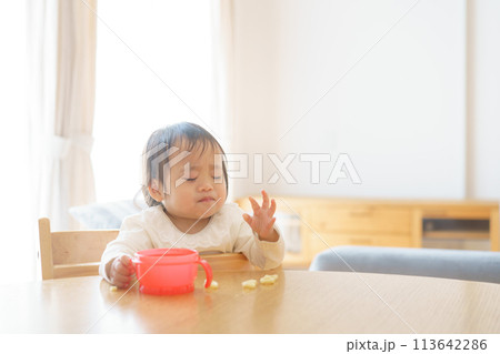 おやつを食べる赤ちゃん 113642286