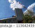 雲の多い空とクレーン 113642439