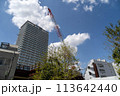 雲の多い空とクレーン 113642440