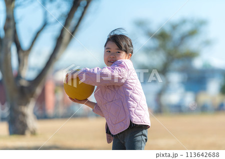 ボールを投げをして遊んでいる女の子 ボールを投げをして遊んでいる女の子 113642688