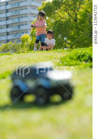 芝生の公園でラジコンで遊ぶ子ども 芝生の公園でラジコンで遊ぶ子ども 113642715