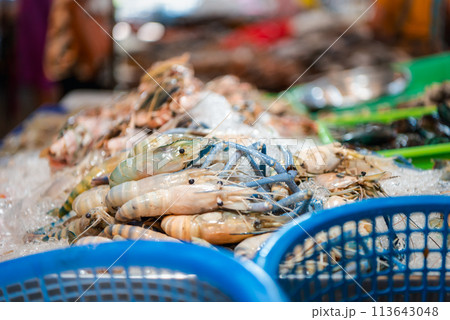 Fresh raw shrimp at Thai seafood market 113643048