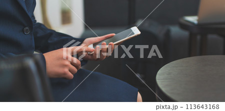 ビジネスラウンジでのイメージカット 113643168