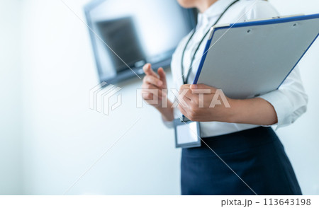 企業のオフィスでのビジネスシーン 113643198