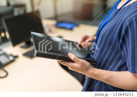 企業のオフィスでのビジネスシーン 113643213