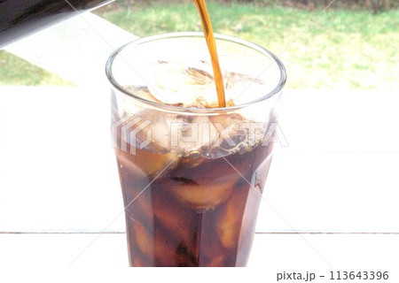 アイスコーヒーを注ぐ 113643396