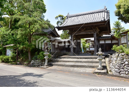 静岡県　東海道小夜の中山峠の久延寺山門と青空 113644054