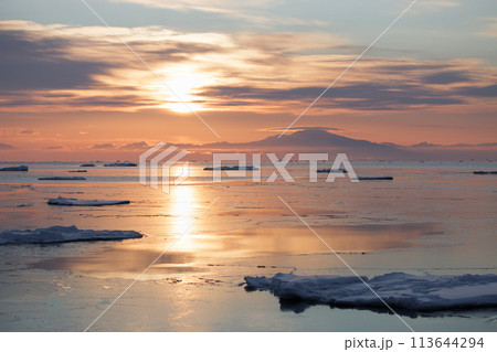 冬の網走海岸から見る日の出 113644294