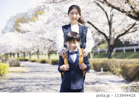 小学校入学イメージ　親子 113644428