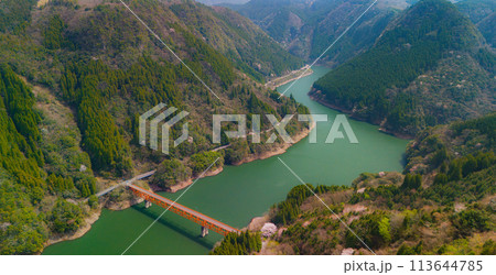 ドローンで撮影した松原ダムと杖立大橋 113644785